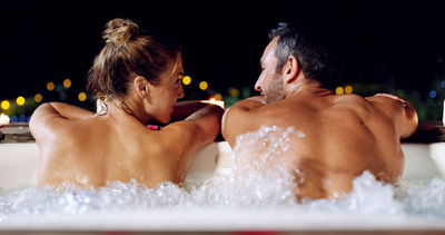 Paar im Whirlpool entspannt mit Massagedüsen