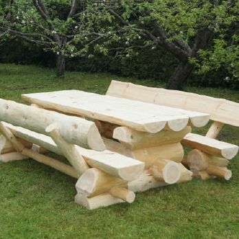 Holz-Garnituren für den Garten